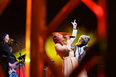 Temperamentna Tanja Žagar je razgrela kamniško publiko za najdaljšo noč v letu in silvestrovanje v centru Pravljičnega Kamnika (24)